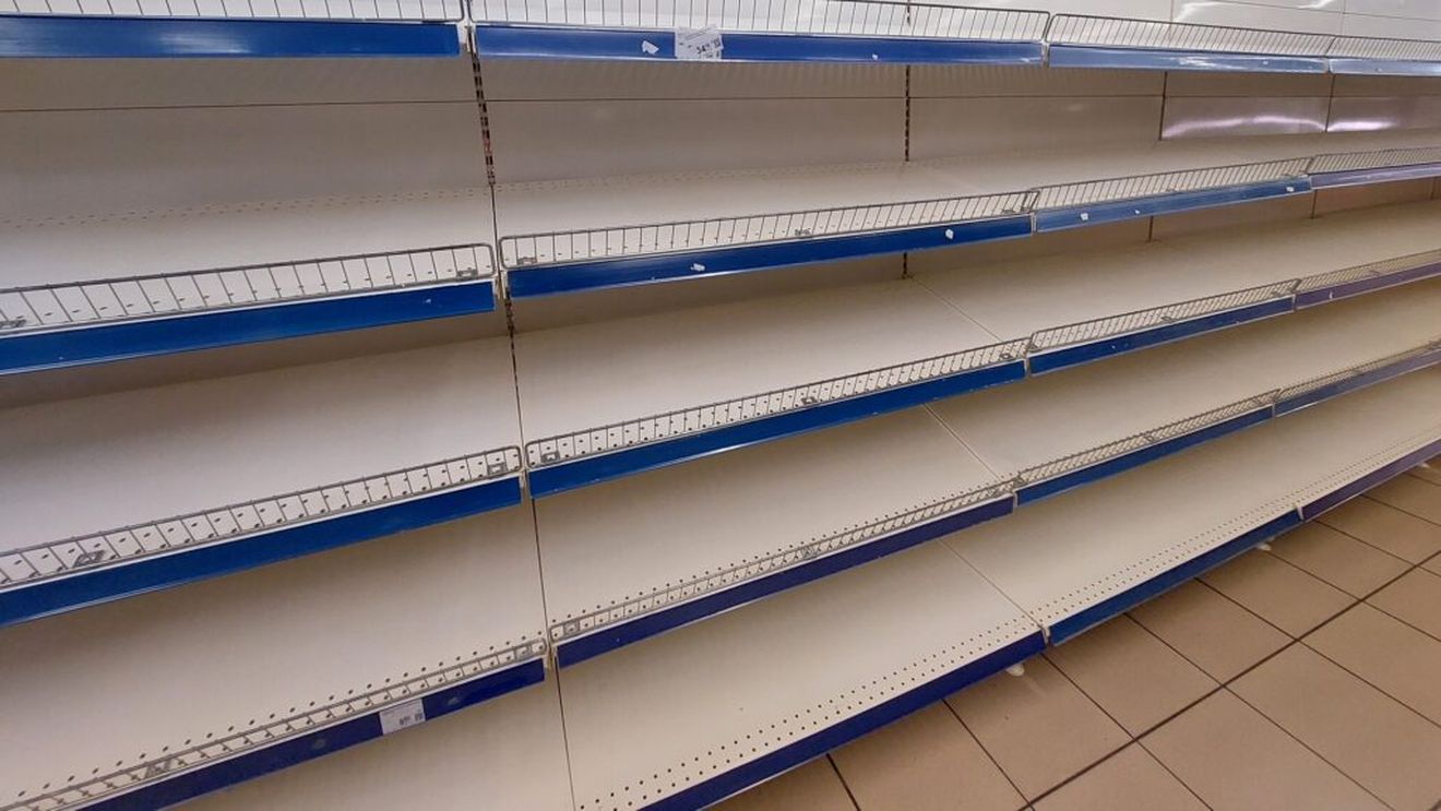 Supermarketuri cu rafturi goale în sudul Italiei / Criza carburanților și protestele transportatorilor blochează aprovizionarea în provincia Foggia
