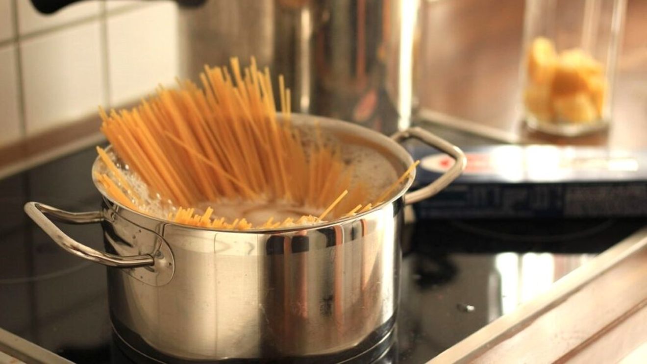 ABC în bucătărie. Pastele se clătesc sau nu în apă rece după ce au fiert? Când da și când nu?