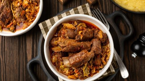 Casseoula, rețetă tradițională de la Milano, pentru sezonul rece. Se folosesc bucăți de carne de porc mai puțin nobile și se servește cu mămăligă