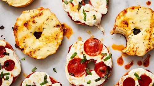 Pizza la mic dejun / Două rețete de pizza bagels: cu sos de roșii sau cu mozzarella, e greu să te decizi care e mai bună