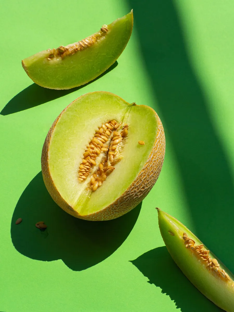 pepene-pepene-dulce-cum-alegi-pepenele-pepene-copt-fructe-de-vară-pepene-galben-cantaloupe-sfaturi-alimentație-fructe-proaspete-piață-supermarket