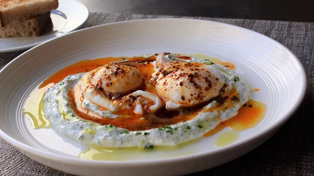 Ouă turcești, deliciul Çılbır care cucerește bucătăriile moderne / Ouă poșate, iaurt cremos și unt picant cu ardei iute