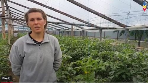 O tânără din județul Vaslui a primit 50.000 de euro din fonduri europene, pentru a deveni șef de fermă de legume / Cu o parte din banii încasați a cumpărat un tractor