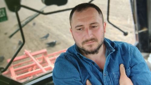 VIDEO Fermierul Alex Merka a ieșit în câmp să cultive cartofi / Materialul săditor provine din Covasna / Recolta o vinde la magazinul său din Hunedoara