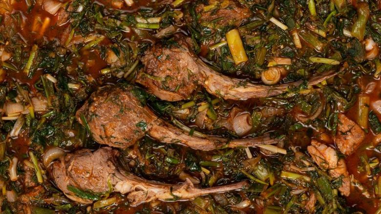 Stufat de miel, rețeta tradițională de Paște care îți permite să folosești „căzăturile” de la friptură