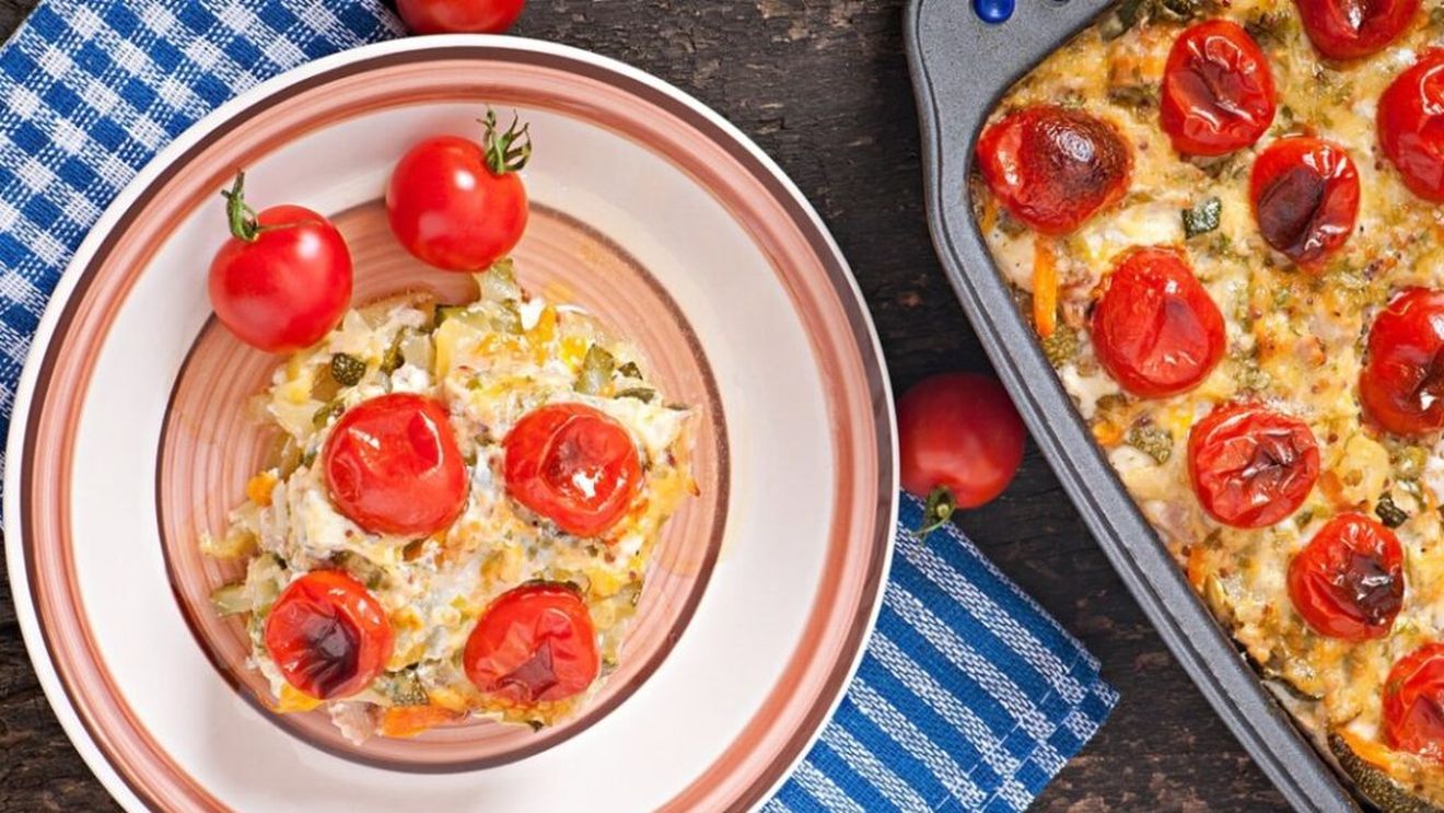 Conopidă gratinată cu roșii și măsline, la cuptor sau chiar la friteuza cu aer cald. Se pot adăuga și paste, pentru un preparat unic