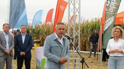 Ministrul Agriculturii, Florin Barbu, le-a mulțumit fermierilor pentru protestele lor din 2023: „Mi-au venit ca o mănușă!”. El a promis o nouă derogare pentru utilizarea neonicotinoidelor