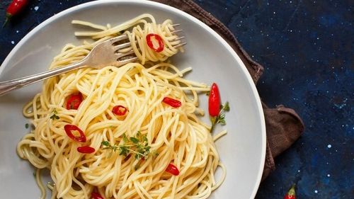 Rețete italiene. Cele mai simple și rapide paste, soluția salvatoare când bate vântul prin frigider - spaghetti aglio olio peperoncino, în mai multe versiuni