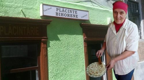 FOTO | Tanti Paraschiva, ceasornicarul care a schimbat rotițele cu aluatul frământat de mână. Plăcinta cu telemea, smântână și mujdei, printre preferatele clienților: „Mi-au trecut pragul turiști din Australia până în India, din China până în America”