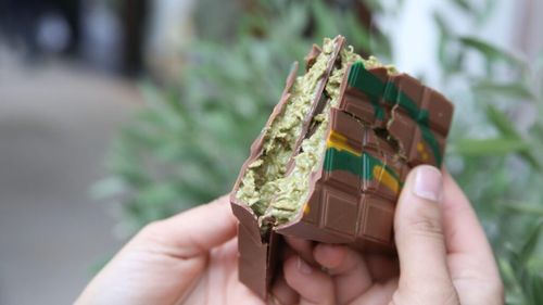 Ciocolata Dubai, un desert căutat atât de copii, cât și de părinții acestora / Patronul unui magazin din Capitală estimează că 80% din dulciurile pe care le vând provin din SUA