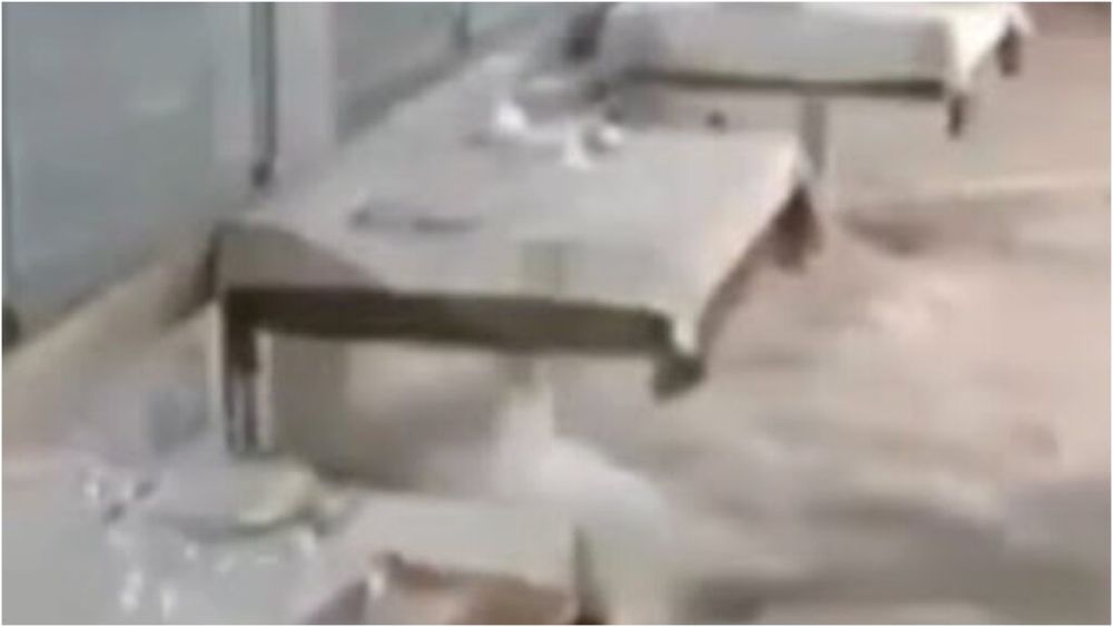 Restaurant din Sicilia inundat de valurile de aproape 8 metri ale furtunii Harry/ Mesele și scaunele din local au fost luate de ape