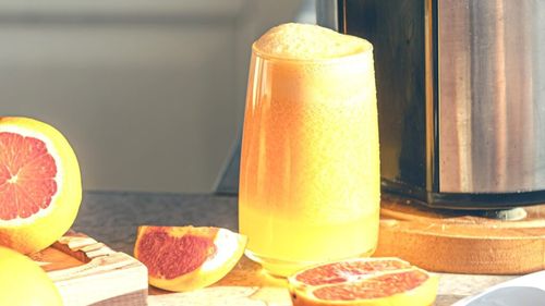 O bătutură rece ultrarapidă și fără calorii pentru  a lupta cu căldura verii: fresh la centrifugă din grepfrut, castravați, frunze de spanac și mentă