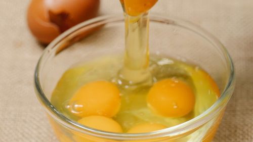 Nutriționist, specializat în obezitate, semnalează o greșeală frecventă în consumul de ouă/ Frica de a consuma gălbenuș se bazează pe un mit care privează organismul de un aliment complet