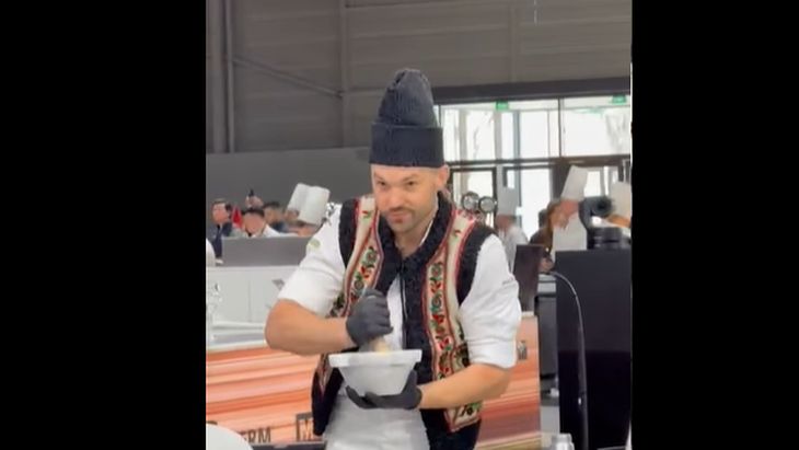VIDEO | Cum a intrat Chef Vasilică Bejenaru în arena bucătarilor de la Bocuse d’Or / A purtat cu vestă tradițională și căciulă din blană de oaie