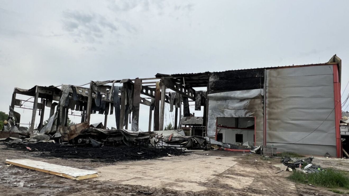 FOTO | Rusia continuă să distrugă fermele ucrainene: pierderi de milioane de euro în regiunile Cernihiv și Harkov / „Ruşii distrug în mod deliberat sectorul agricol ucrainean pentru că ştiu că suntem cel mai mare competitor al lor”