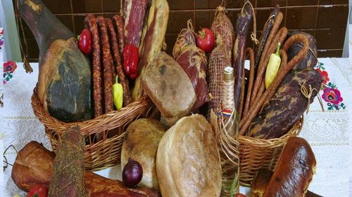 Rasa de porc românească „Bazna” | Crescător de porci: „S-a format în județul Sibiu în perioada antebelică. Are un pic mai mare viteza de creștere. Are acizi grași, ca și somonul sau uleiul de măsline” / Cârnații, șunca, slănina afumată sau caltaboșii sunt preparatele cele mai căutate (VIDEO)