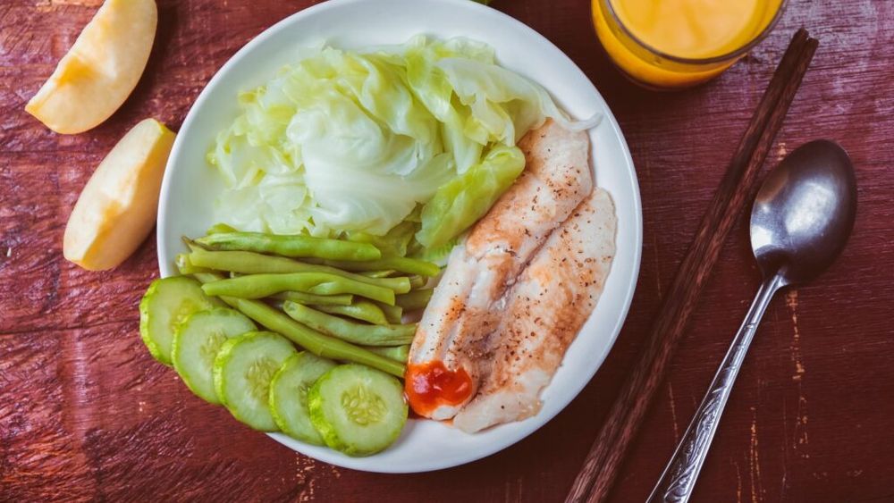 Poate dieta să influențeze scleroza multiplă?/ Studiile arată că alimente precum peștele, sucul de portocale, laptele de soia și migdalele ar putea ajuta, într-o oarecare măsură