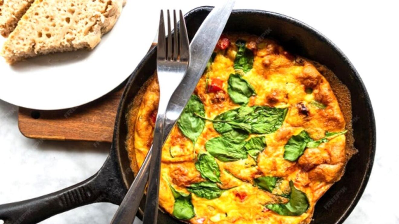 Frittata cu pulpă de dovleac rasă, adăugată direct în compoziție. O idee originală și rapid de preparat pentru un mic dejun de duminică de toamnă târzie