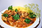 Tocană acră de pui cu hribi / Rețeta tradițională recomandată de arheologul culinar Mircea Groza