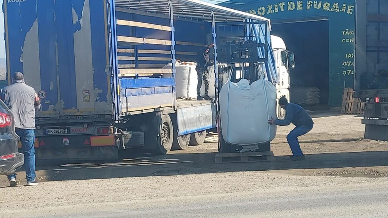Jurnalistul Ovidiu Ghinea a publicat azi câteva poze cu un camion ucrainean, însoțite de comentariul: „Imagini cu cereale din Ucraina, descărcate într-o fermă din Vaslui!” / Patronul depozitului de furaje: „În saci e fasole, nu sunt cereale”
