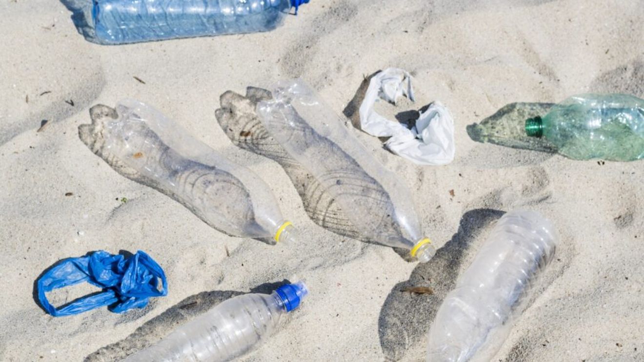 Comercianţii vor să primească derogare pentru epuizarea stocurilor de la directiva UE care impune ca sticlele din plastic să aibă numai dopuri ataşate