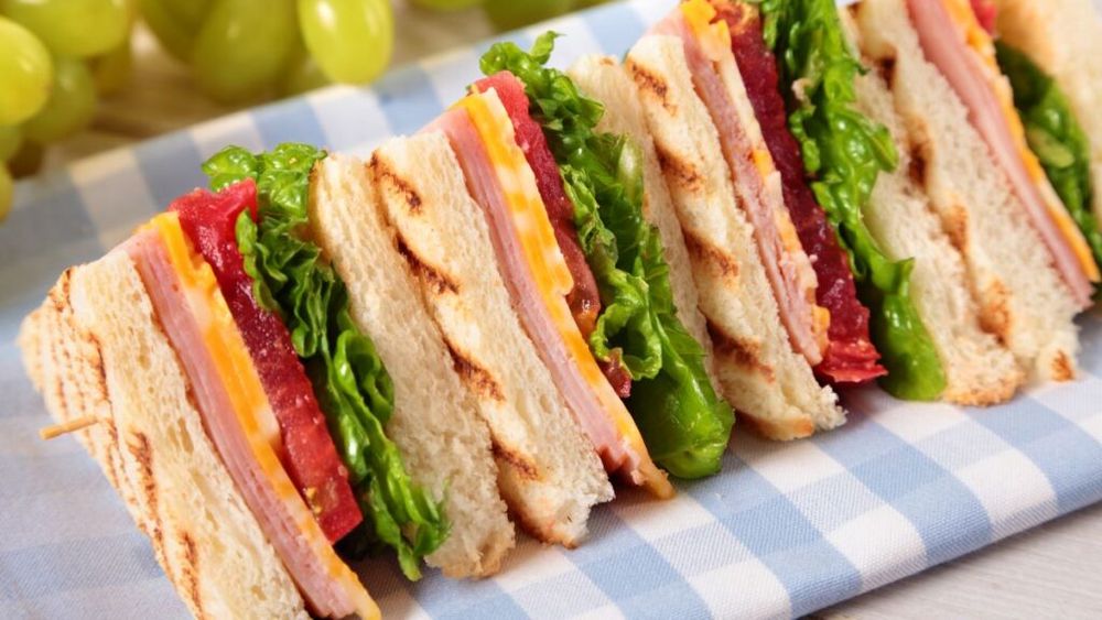 Brunch de duminică la iarbă verde sau direct pe plajă: tot ce poți să adaugi între mai multe felii de pâine în afară de ceea ce știi deja