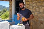VIDEO | Are 32 de ani și a renunțat la oraș pentru a-și construi o casă într-un sat spaniol cu 18 locuitori / Plătește pentru apă doar 5 euro pe an