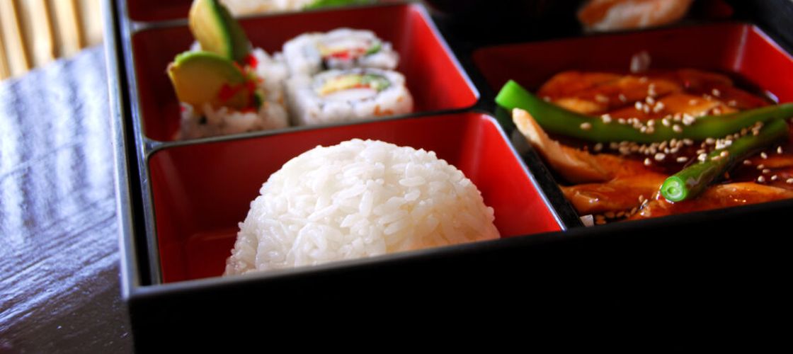 De ce japonezii mănâncă orez zilnic fără să se îngrașe / Regula porției, structura mesei și obiceiurile care fac diferența