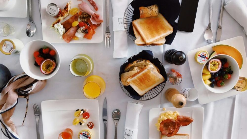 Ce mâncăm la micul dejun, ca să nu ne îngrășăm?/ Cercetătorii au elucidat misterul pentru care organismul femeilor arde mai bine grăsimile, iar al bărbaților carbohidrații