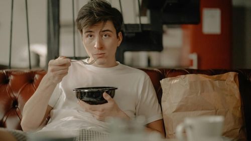 Ce înseamnă o dietă echilibrată pentru bărbați? Specialiștii explică în ce moment al zilei și cât de mulți carbohidrați, proteine și grăsimi ar trebui să consume bărbații