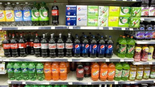 Zece lucruri pe care nu ți le-a spus nimeni despre băuturile carbogazoase / De la mituri urbane la secrete istorice / Cum a ajuns Coca-Cola un fenomen global și ce povești ascunde industria sucurilor