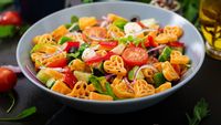 Salată de paste sau salată de cartofi? Care este alegerea mai bună pentru glicemie și cum le poți consuma fără să-ți crească glicemia brusc