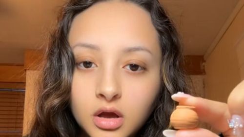 VIDEO | Un nou trend șocant pe TikTok: O tânără mănâncă un mic ghiveci din lut, asezonat cu suc de lămâie și condimente / Experții avertizează asupra riscurilor