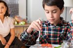 INTERVIU | Fixațiile alimentare la copiii cu autism: Psihologul clinician Corina Gheorghe explică de ce apare selectivitatea alimentară și cum îi pot ajuta părinții