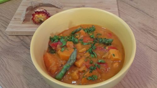Rețetele Juanitei: Curry vegan. Un fel de tocană de toamnă din cartofi dulci cu multe condimente aromate. Se poate mânca și rece, este excelentă la pachet la birou