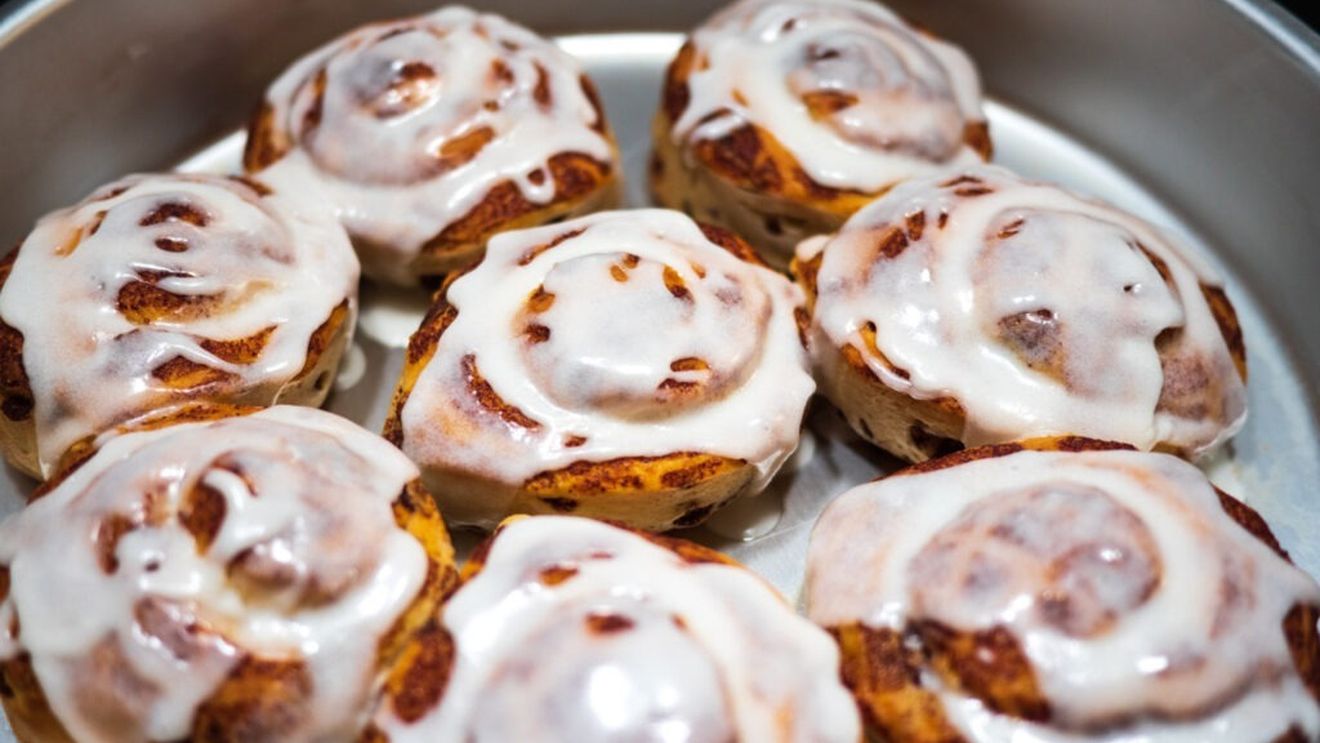 Idee de mic dejun: Rulouri cu scorțișoară și merișoare / După mesele festive din prima zi de Crăciun, a doua zi merită să începeți dimineața cu un desert cald și aromat, perfect pentru a însoți cafeaua sau ceaiul