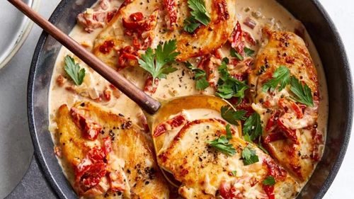 Tocăniță de pui „Marry Me”, cu sos cremos de roșii uscate, pentru o cină gustoasă și, de ce nu, romantică