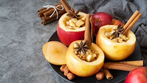 De la mere coapte la fripturi cu aromă exotică: zece modalități delicioase de a folosi scorțișoara în rețetele tale