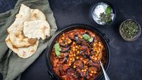 Moussaka libaneză, fără carne și fără sos bechamel / Rețeta simplă cu vinete și năut pe care merită să o încerci vara