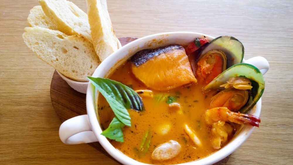 Supă de pește, ca în tavernele grecești. Rețeta tradițională de „kakavia” era gătită, inițial, de pescari direct pe malul mării din peștele prins în aceeași zi