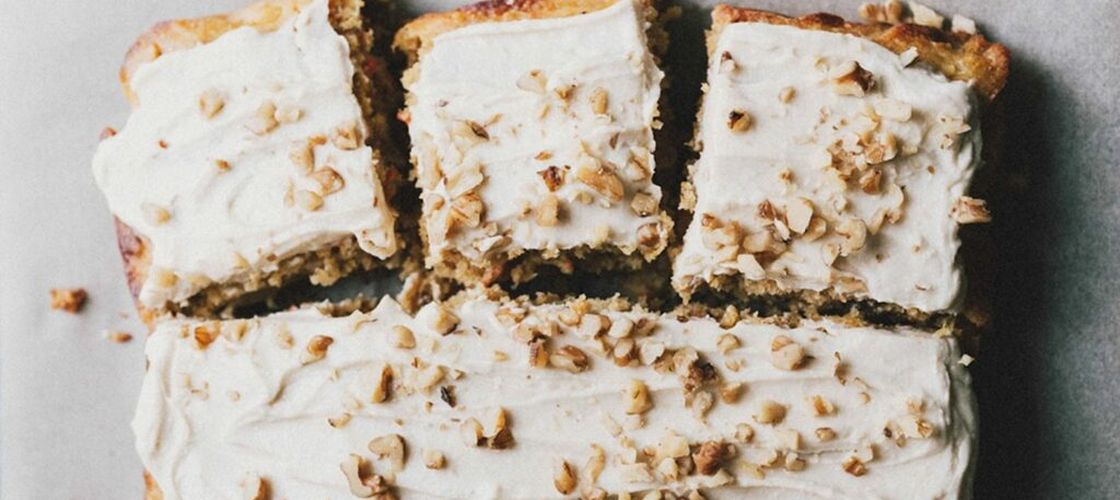 Prăjitură cu morcovi și cafea, o versiune mai lejeră a clasicului carrot cake, care nu are nevoie de mixer pentru preparare 