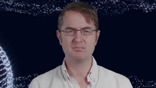 Un profesor de imunologie a devenit propriul „cobai” pentru a descoperi secretul longevității / A încercat diverse metode populare: înotul în apă rece, consumul de suc de sfeclă și dietele restrictive. Rezultatul? „O masă de fast-food cu prietenii este mai benefică decât o viață de quinoa mâncată singur”