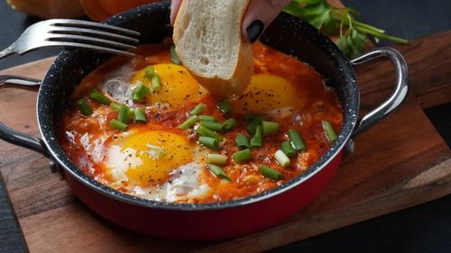 Uova alla contadina. O rețetă tradițională italiană de ouă la cuptor, cu sos de roșii și brânzeturi