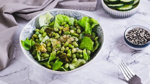 Salată cu castraveți și edamame, gata în 10 minute. Rețeta răcoritoare, bogată în proteine, perfectă pentru zilele călduroase