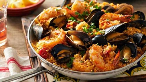 VIDEO / Ce știm despre cușcuș? Cum se naște și cum se gătește? Este alimentul oriental de bază care reunește țări de pe trei continente. Capitala mondială a celui de pește, o delicatesă căutată de toți amatorii de gourmet, este Tunis, dar îi face concurență Sicilia