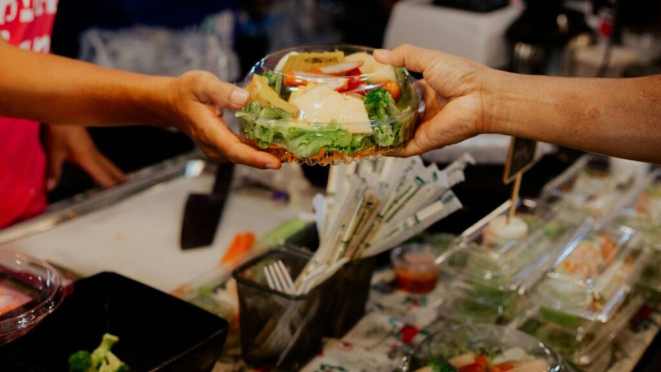 Trebuie spălată salata pe care o cumperi gata ambalată în pungă? Expert în siguranța alimentelor:  Anumiți paraziți pot cauza toxoplasmoză/ Cum previi acest risc