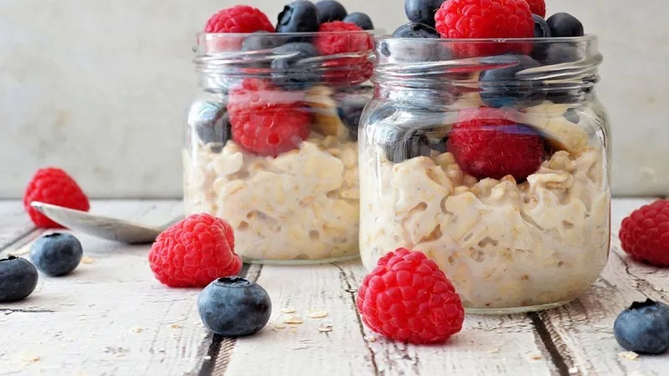 6 rețete delicioase cu ovăz și fructe pentru un mic dejun sănătos / Nu doar că îți oferă energia necesară pentru întreaga zi, dar sunt și extrem de versatile