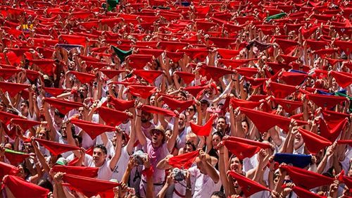 San Fermin - Festivalul curajoșilor care aleargă cu taurii/ O legendă fără bază istorică a dat naștere unui eveniment anual care atrage la Pamplona sute de mii de turiști/ Taurii pentru întreceri sunt crescuți și antrenați special la ferme renumite