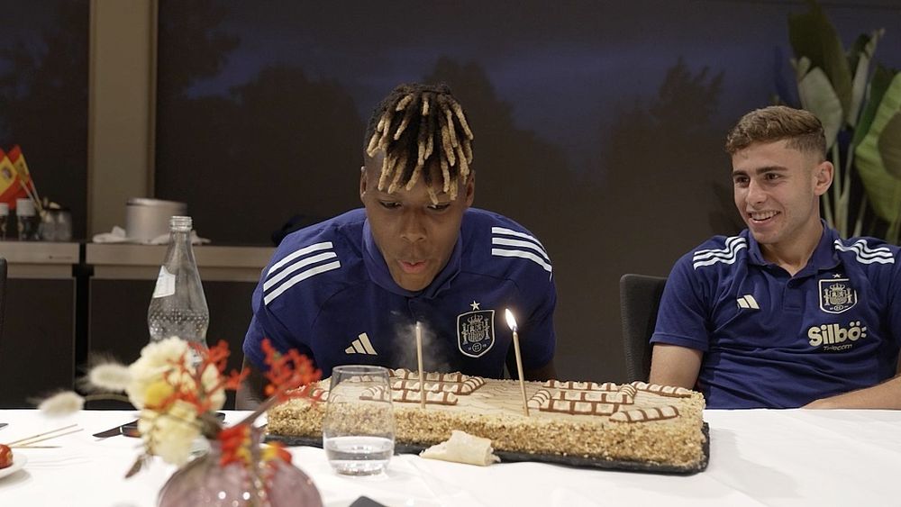 Ce mănâncă fotbaliștii înainte de un meci important. Meniul englezilor și al spaniolilor. Și o aniversare surpriză