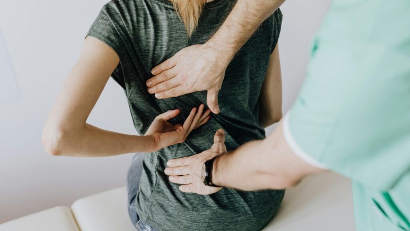 Te chinuie durerile de spate? Ceea ce mănânci te-ar putea ajuta!/Iată care sunt legumele, fructele, ceaiurile și condimentele care te-ar putea ajuta să eviți această problemă